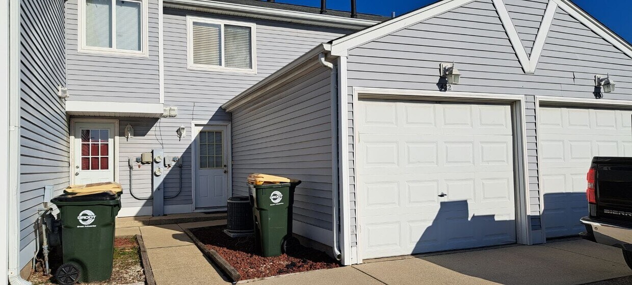 422 Meadow Green Ln, Round Lake Beach, IL 60073 Townhome Rentals in