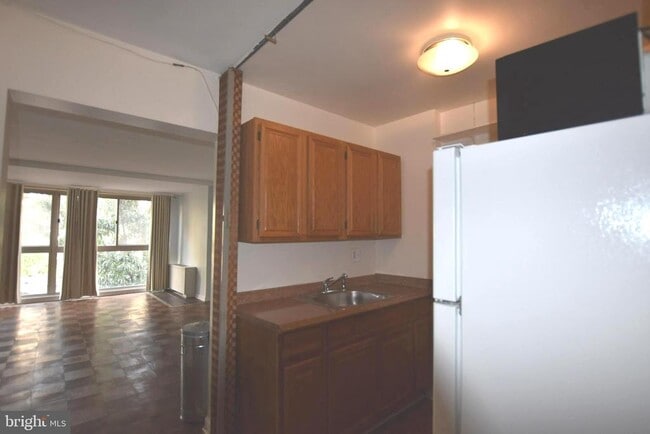 Building Photo - 922 24th St NW