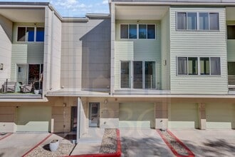 Building Photo - 604 N Bluff Dr