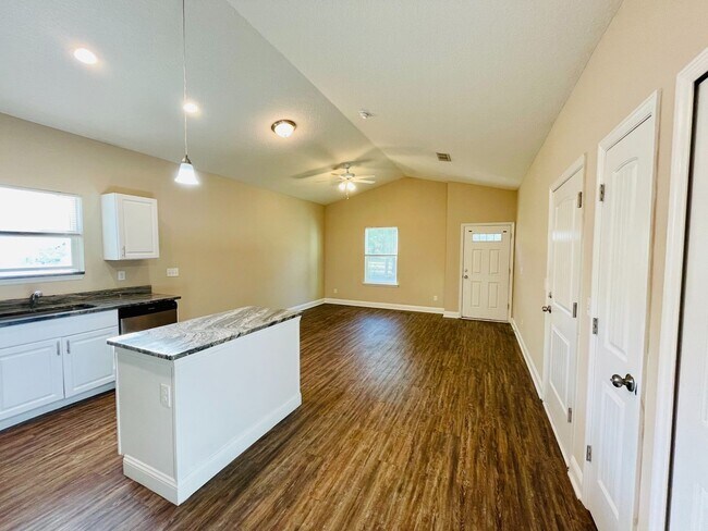 Building Photo - New 3 Bed 2 Bath House for Rent!