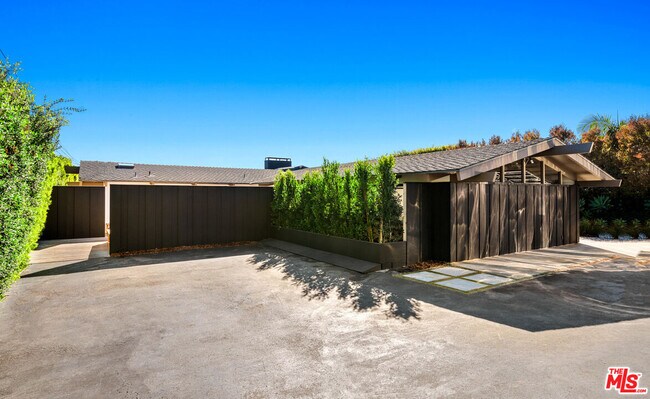 Building Photo - 29046 CLIFFSIDE Dr