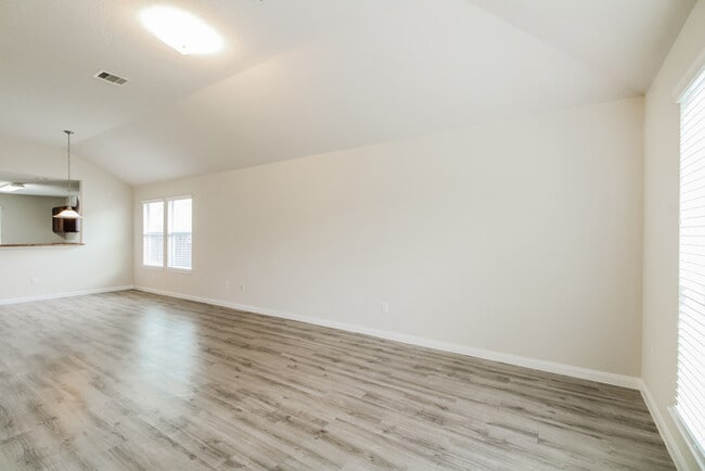 Building Photo - 900 Desoto Dr