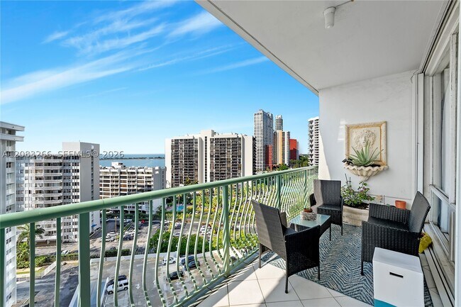 Foto del edificio - 1408 Brickell Bay Dr