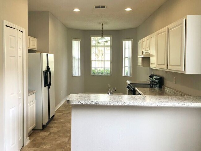 Building Photo - Lovely 3/2 Spacious Home and a 2 Car Garag...