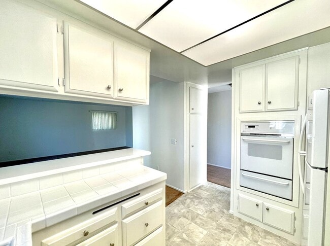 Building Photo - Spacious One Bedroom Apartment Near Vista Village!