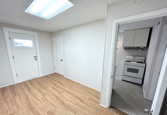 Building Photo - 103 Buttonwood St