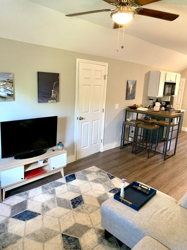 Building Photo - Modern 1 Bedroom Upstairs Apartment in Mad...