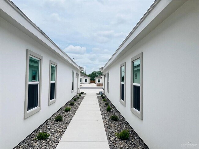 Foto del edificio - 7811 N 58th St