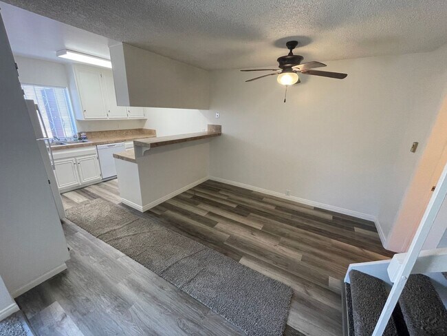 Foto del edificio - Spacious Townhome w/ Patio & Parking