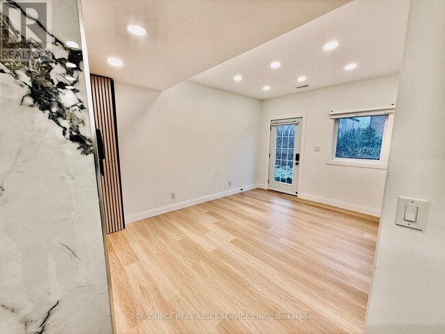 Building Photo - 253 Lakeshore Rd E