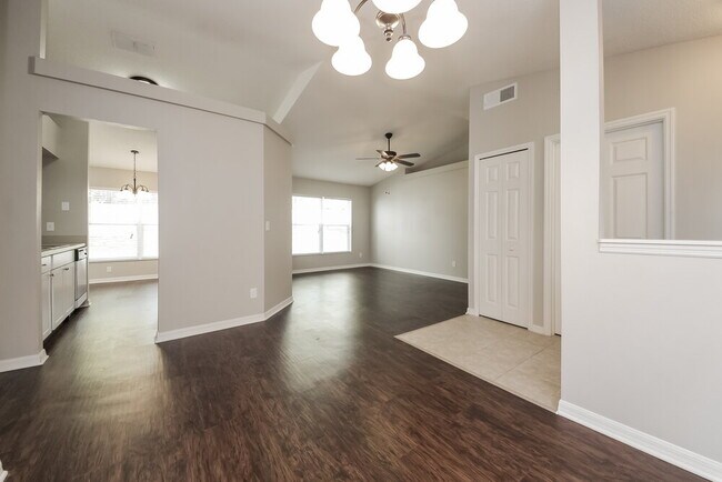 Foto del edificio - 12110 Woodglen Cir