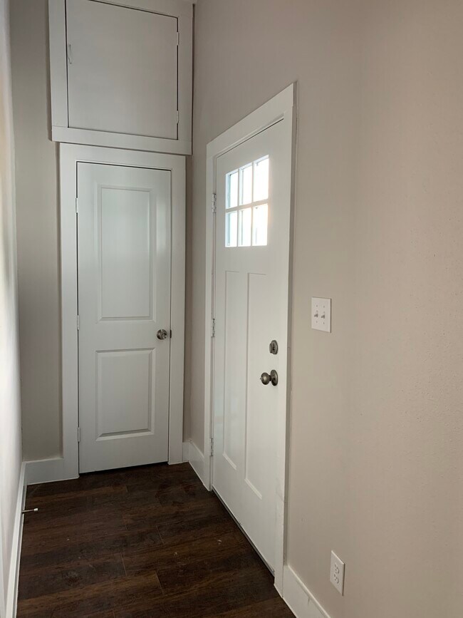 Entry way - 1007 S Mittman St