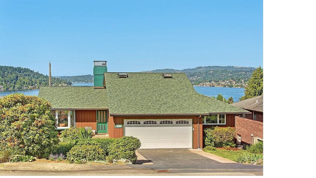 Primary Photo - Lovely Views of Lake Washington - Private ...