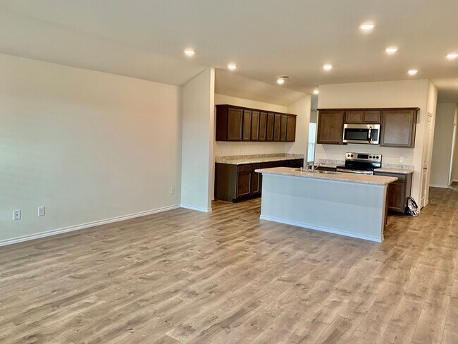 Foto del edificio - MUST SEE! 4 BDRM/2 BATH- Great Denton Loca...