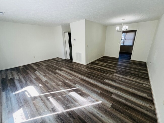 Building Photo - * RE-RENTAL AVAILABLE 4/6/26 * 3 Bedroom 2.5 Bath Townhouse