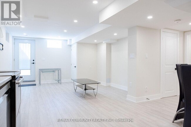 Building Photo - 54 MORTIMER Crescent