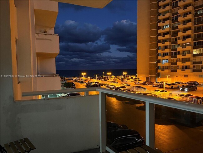 Foto del edificio - 3140 S Ocean Dr