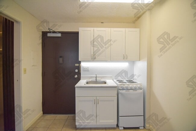 Building Photo - Updated Studio at Kapiolani Terrace