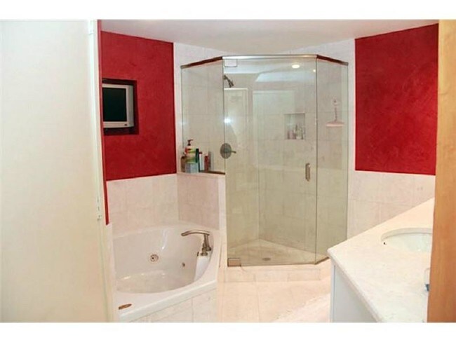 Building Photo - 520 Brickell Key Dr