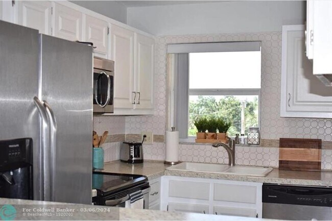 Building Photo - 1161 Hillsboro Mile