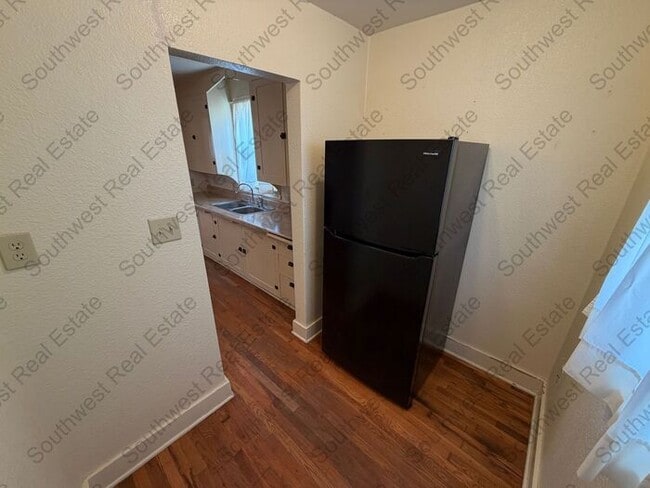 Building Photo - Spacious 2 bedroom 1 bath with a shop