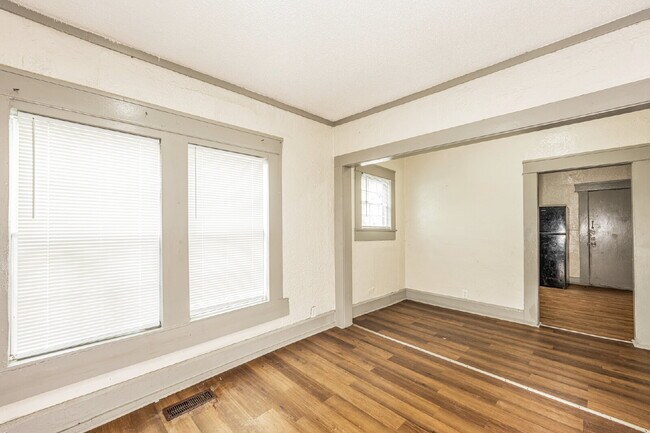 Building Photo - Charming Three Bedroom Home Near East Lake Park.