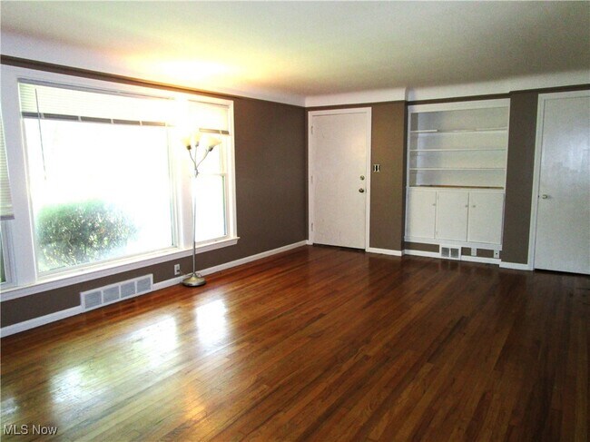 Foto del edificio - 14535 Cedar Rd