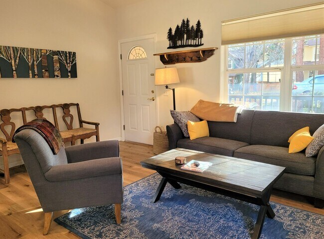 Foto del edificio - Charming Home, Bend`s West-side, Detached Garage and Bonus Space. Great Location.  Flexible Lease...