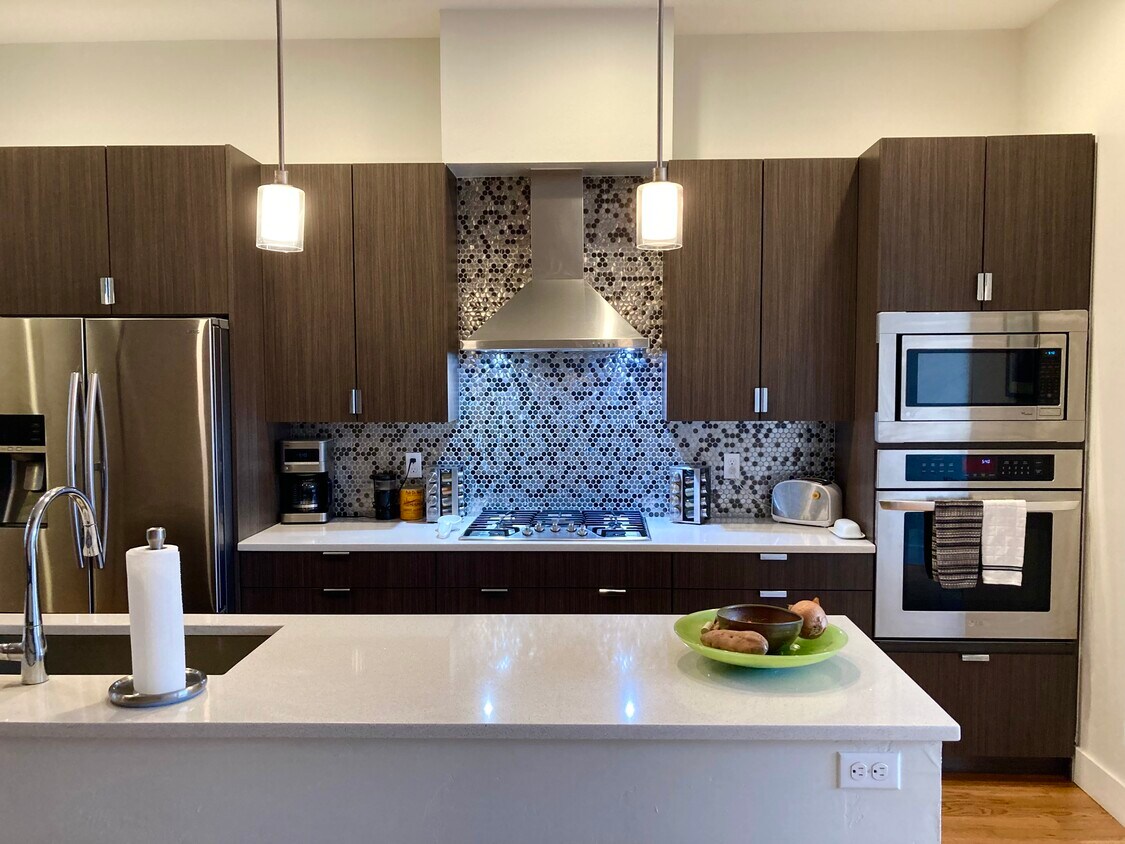 Cocina espaciosa - 2153 N Downing St
