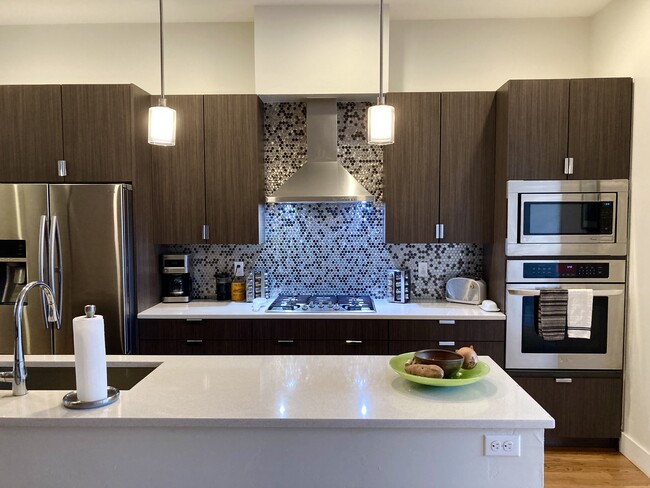 Spacious kitchen - 2153 N Downing St