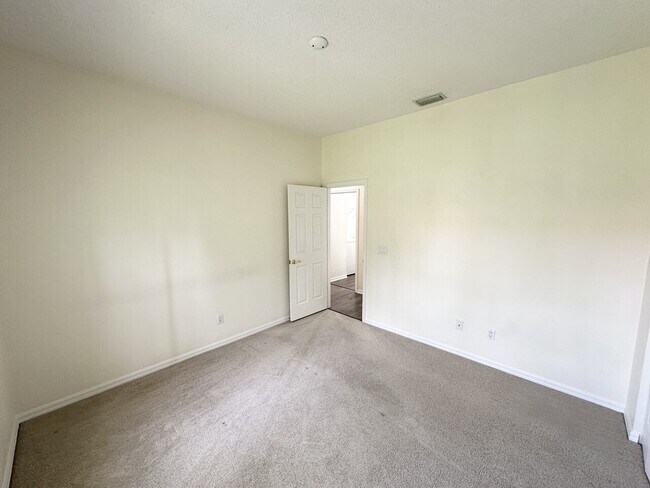 Building Photo - 17 Montauk Ln