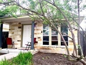 Primary Photo - Cute 2 bedroom / 1 bathroom house with fen...