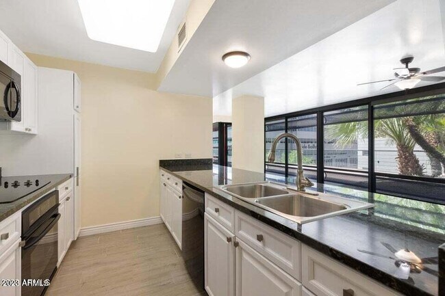 Foto del edificio - 4808 N 24th St