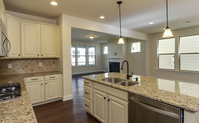 Building Photo - 128 Begen St