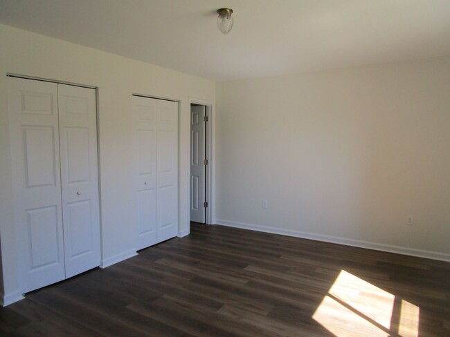 Foto del edificio - Renovated Downstairs Condo at Willow Run