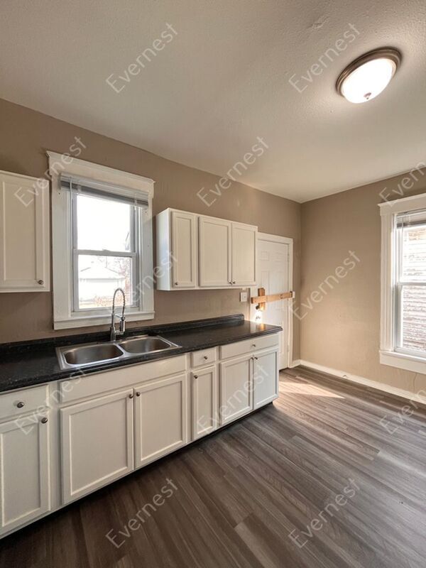 Building Photo - 1390 W Woodruff Ave