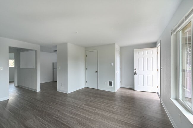Foto del edificio - First Floor 1 Bedroom Newly Remodeled Apartment with Off-Street Parking and On-site Laundry