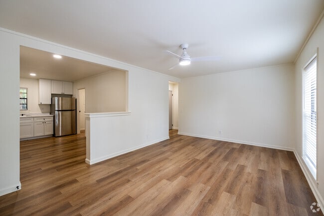 2BR, 1BA - 750SF - Living Room - Timber Ridge