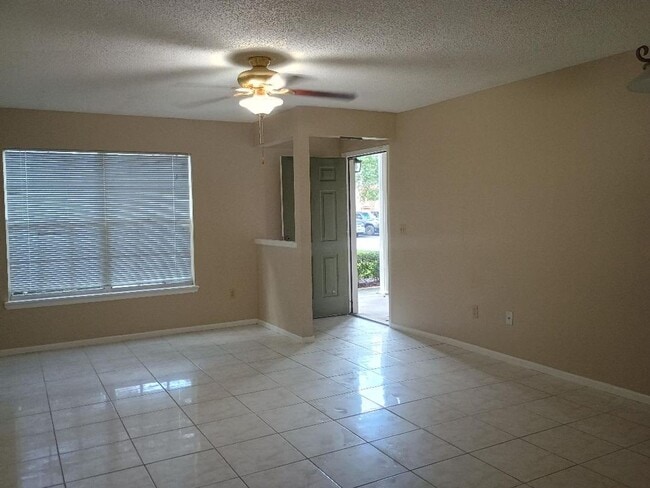 Building Photo - Upgraded 2/2 condo near UCF