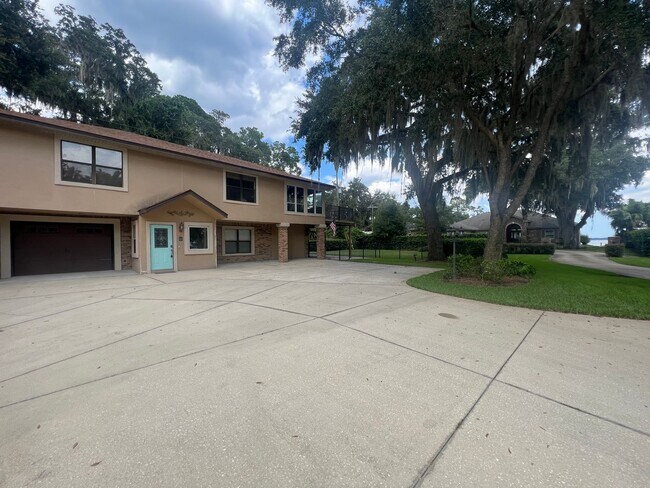 Building Photo - Amazing 4 bedroom home with St Johns River...