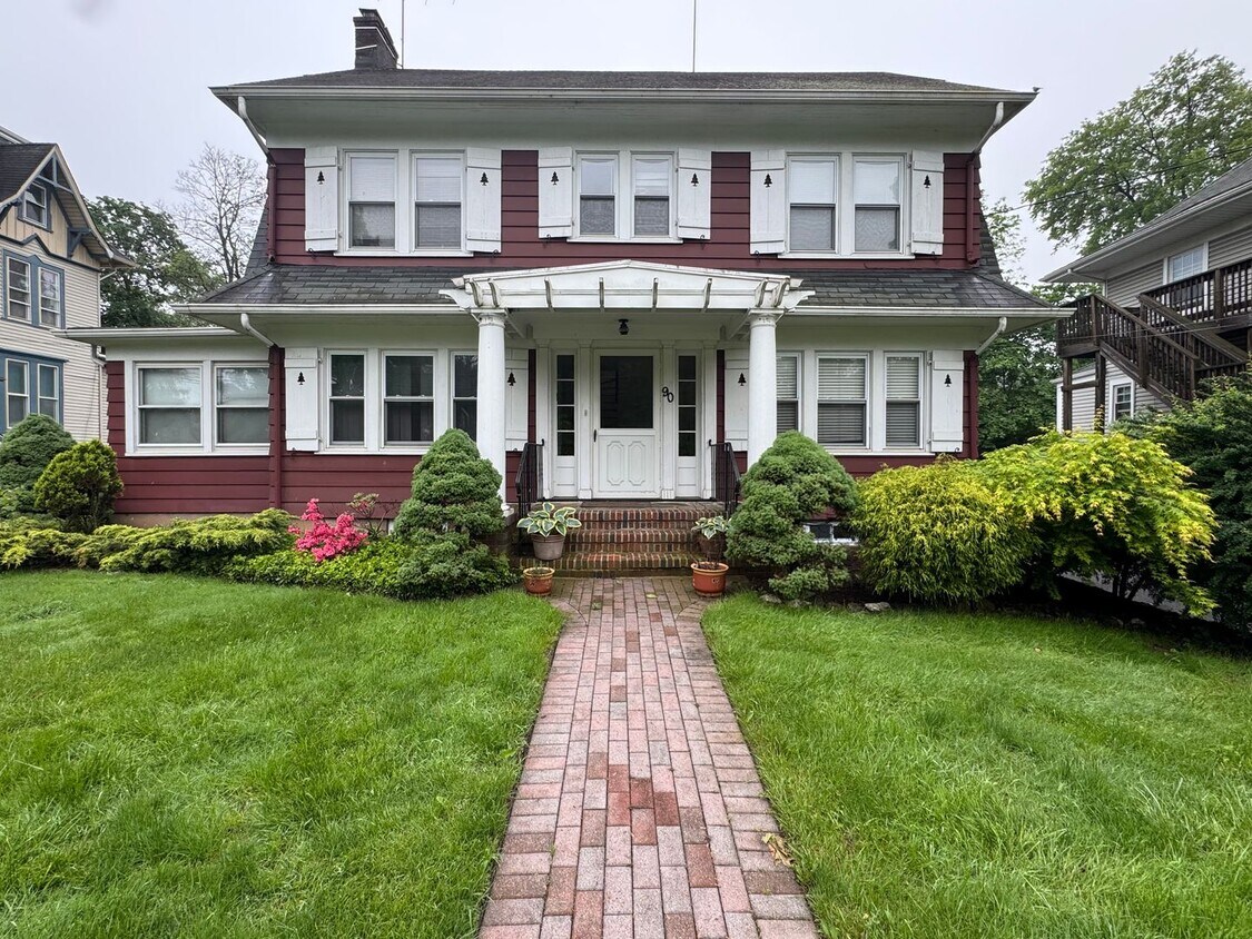 Primary Photo - 5 bedrooms, 2.5 bathrooms