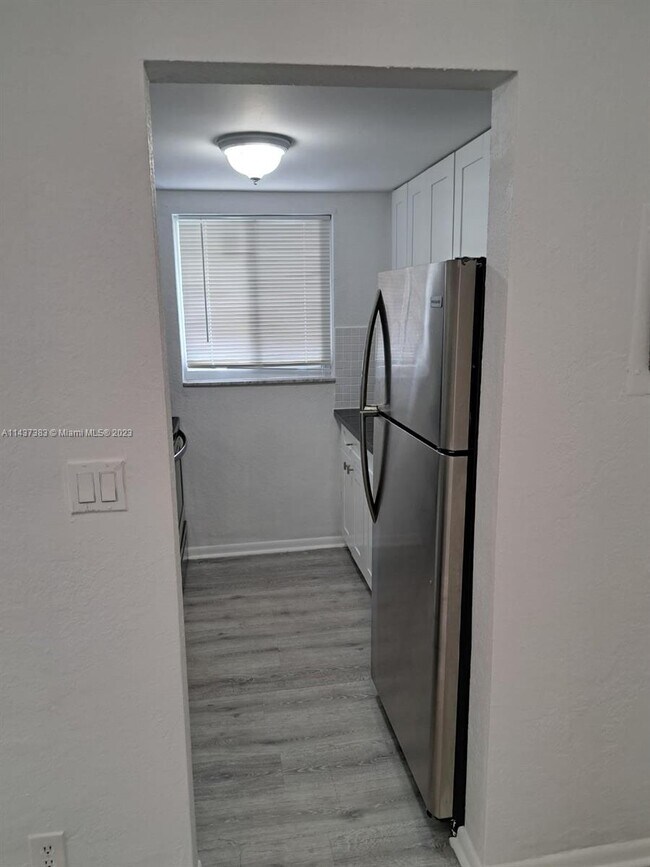 Building Photo - 500 E Country Club Cir