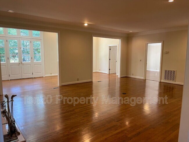 Building Photo - 1544 Glencoe Dr