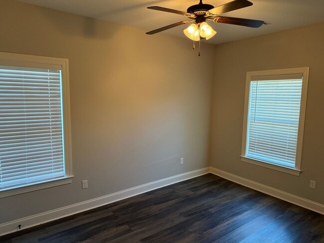 Foto del edificio - End Unit 3 Bedroom Townhome in Auburn