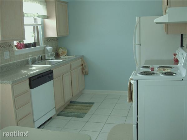 Building Photo - 20025 Village Green Ct