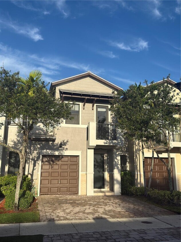 Foto principal - 5980 NW 104th Ct