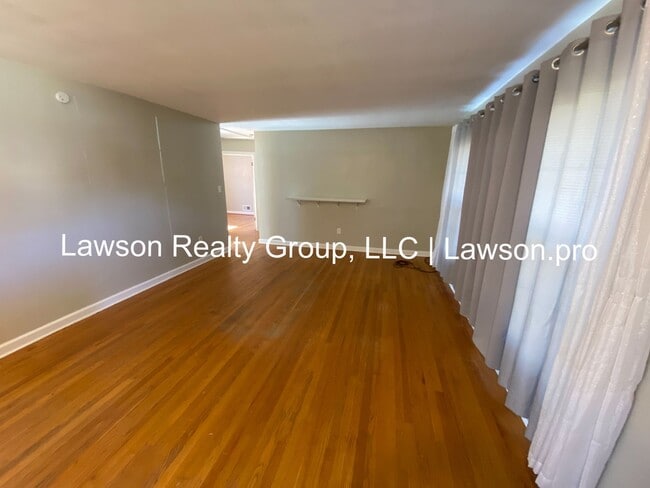 Foto del edificio - Raleigh Court -Three Bedroom Ranch with Basement