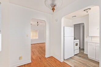 Building Photo - 1026 E Polk St