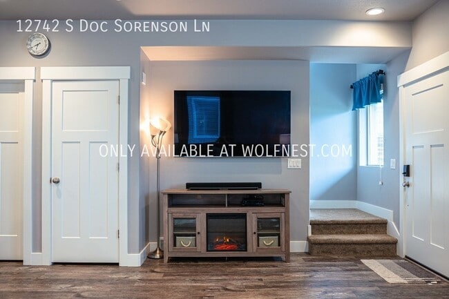 Building Photo - Amazing 3 Bed Riverton Townhome! No Deposi...
