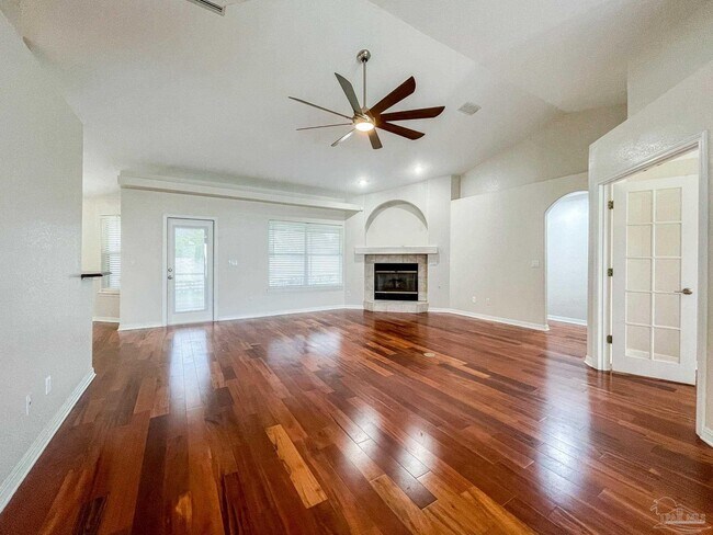 Foto del edificio - 512 Carson Dr